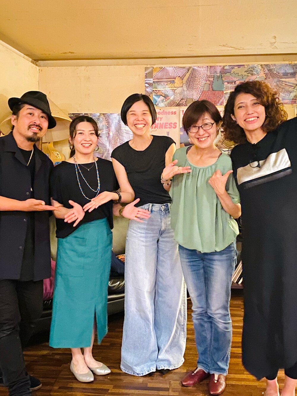 「秋服準備はじめました、アラフィフ、シンプルスタイル、オトナカジュアル、キレイめカジュアル、全身ZARA、ウール混ニット、デニム、極太デニム、デニムパンツ、ジーンズ、食べてる動画はTikTokへ」｜「ZARAのTRF MID-RISE パラッツォデニムパンツ（デニムパンツ、ブルー系）」を使った、ハマダ マリコさん（レディース・163cm）の秋コーディネートの3枚目の写真