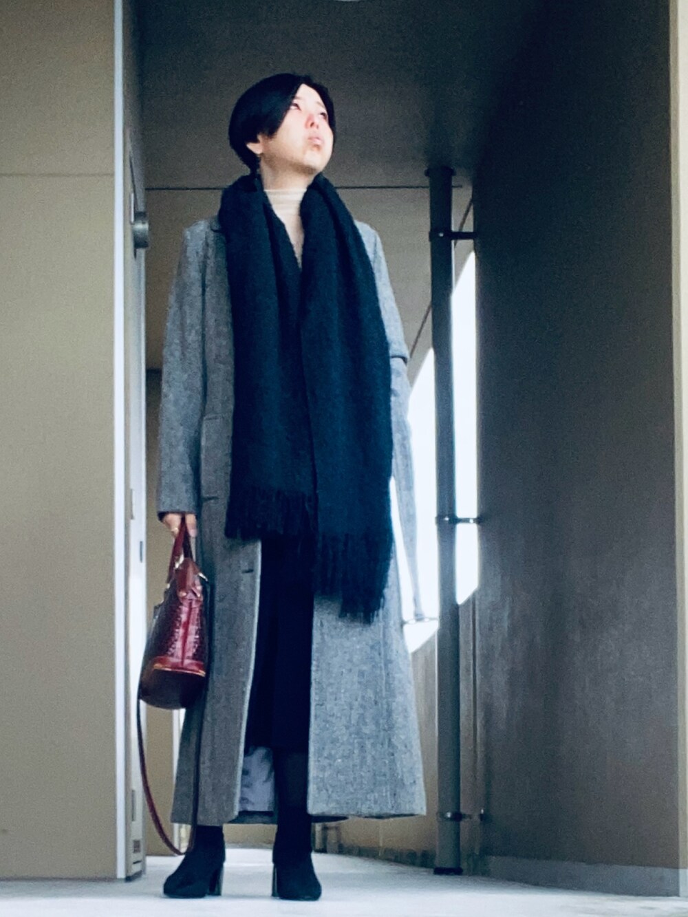 「キレイめコーデ、40代ファッション、ワンピース、メッシュトップス、ラメトップス」｜「ZARAのシャイニー セミスルーTシャツ（トップス、ゴールド系）」を使った、ハマダ マリコさん（レディース・163cm）の冬コーディネートの2枚目の写真