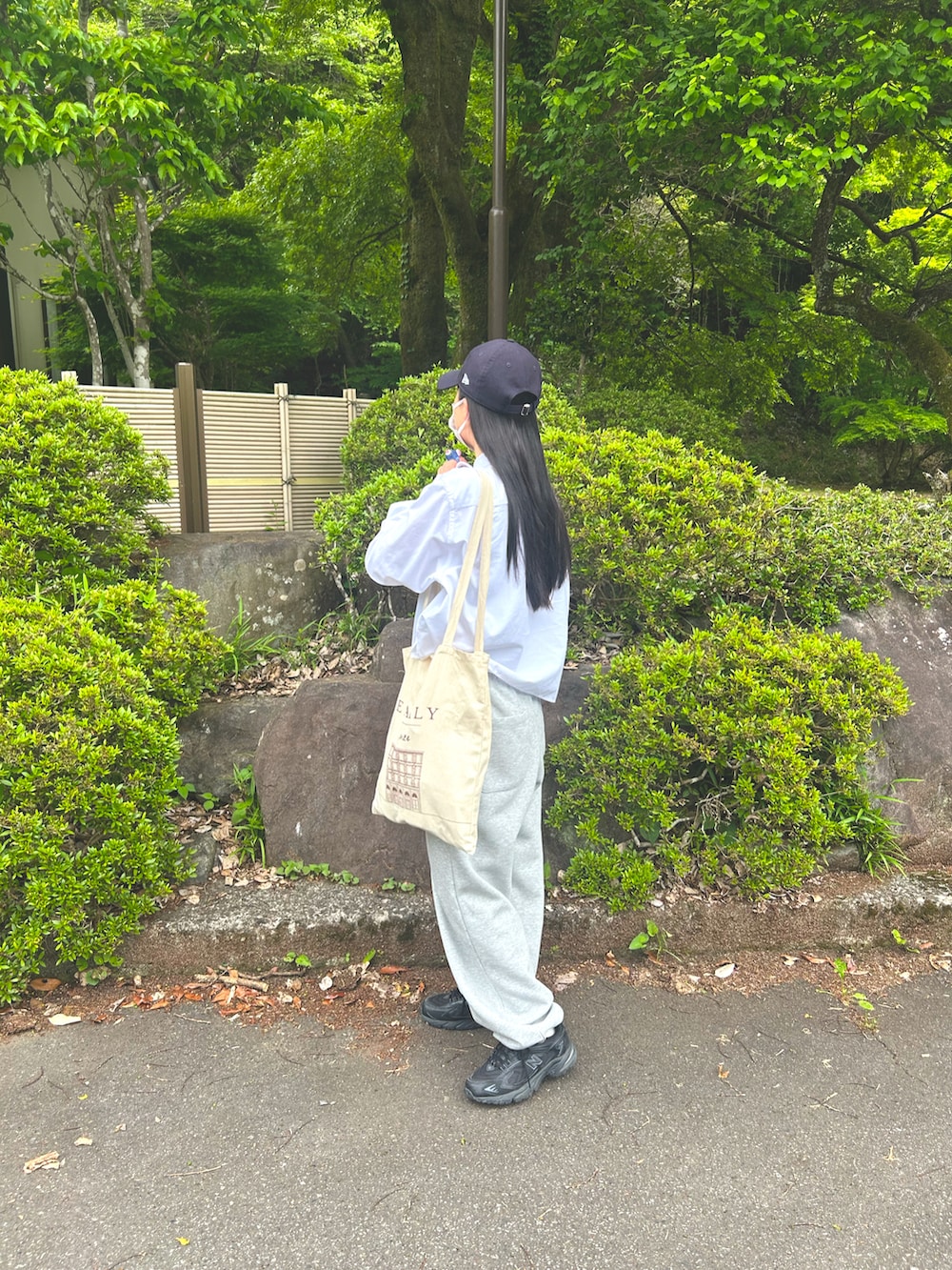 ブラック系のスニーカー、ホワイト系のシャツ/ブラウス、グレー系のスウェットパンツを着用したレディースの夏コーディネートの3枚目の写真