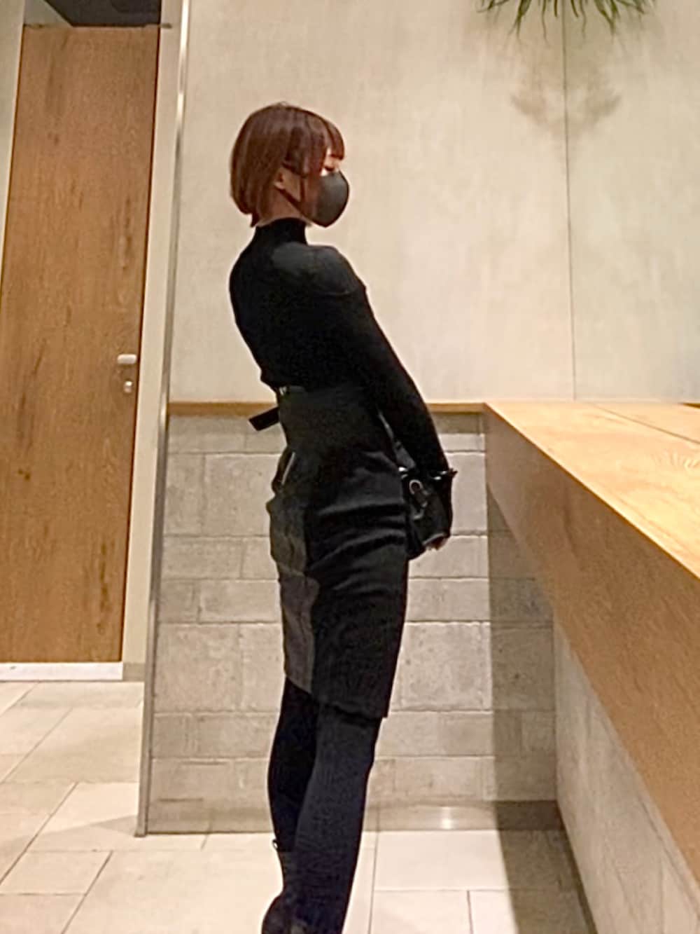 ブラック系のニット/セーター、ブラック系のブーツ、ブラック系のその他トップスを着用したレディースの冬コーディネートの3枚目の写真