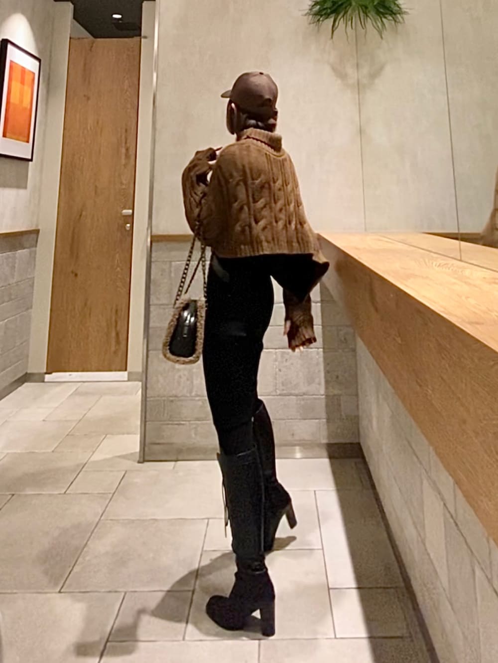 「ショルダーバッグ、キャップ、秋のコーデ、ハイネック、ケーブルニット、ZARA、ニットワンピース、タートルネック、ロングブーツ、休日スタイル、ブラウン、きれいめカジュアル、クロップドトップス」｜「UNE MANSIONのケーブルハイネッククロップドニット（ニット/セーター、ブラウン系）」を使った、NE_MU_MIさん（レディース・156cm）の秋コーディネートの2枚目の写真