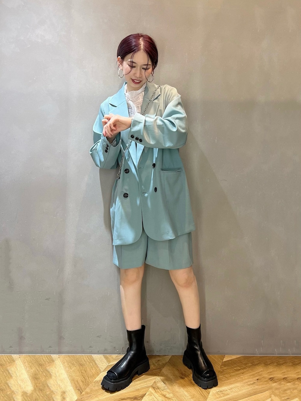 ブラック系のボストンバッグ、グリーン系のその他パンツ、ブラック系のサンダルを着用したレディースの冬コーディネートの2枚目の写真