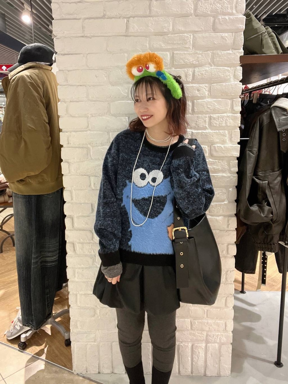 ブラック系のショルダーバッグを着用したレディースの冬コーディネートの2枚目の写真