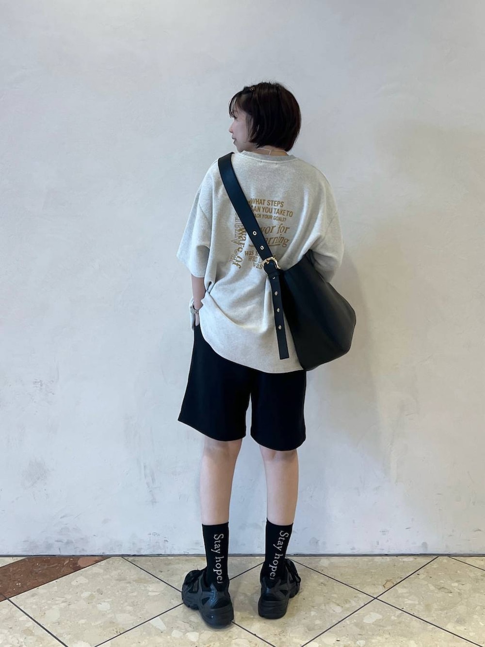 「ラフ、カジュアル、モード、PAGEBOY、春コーデ、夏コーデ、Tシャツ、体型カバー、スニーカー」｜「JEANASISの【new balance】MR530/128591（その他シューズ、ブラック系）」を使った、tagochiさん（レディース・159cm）の春コーディネートの2枚目の写真