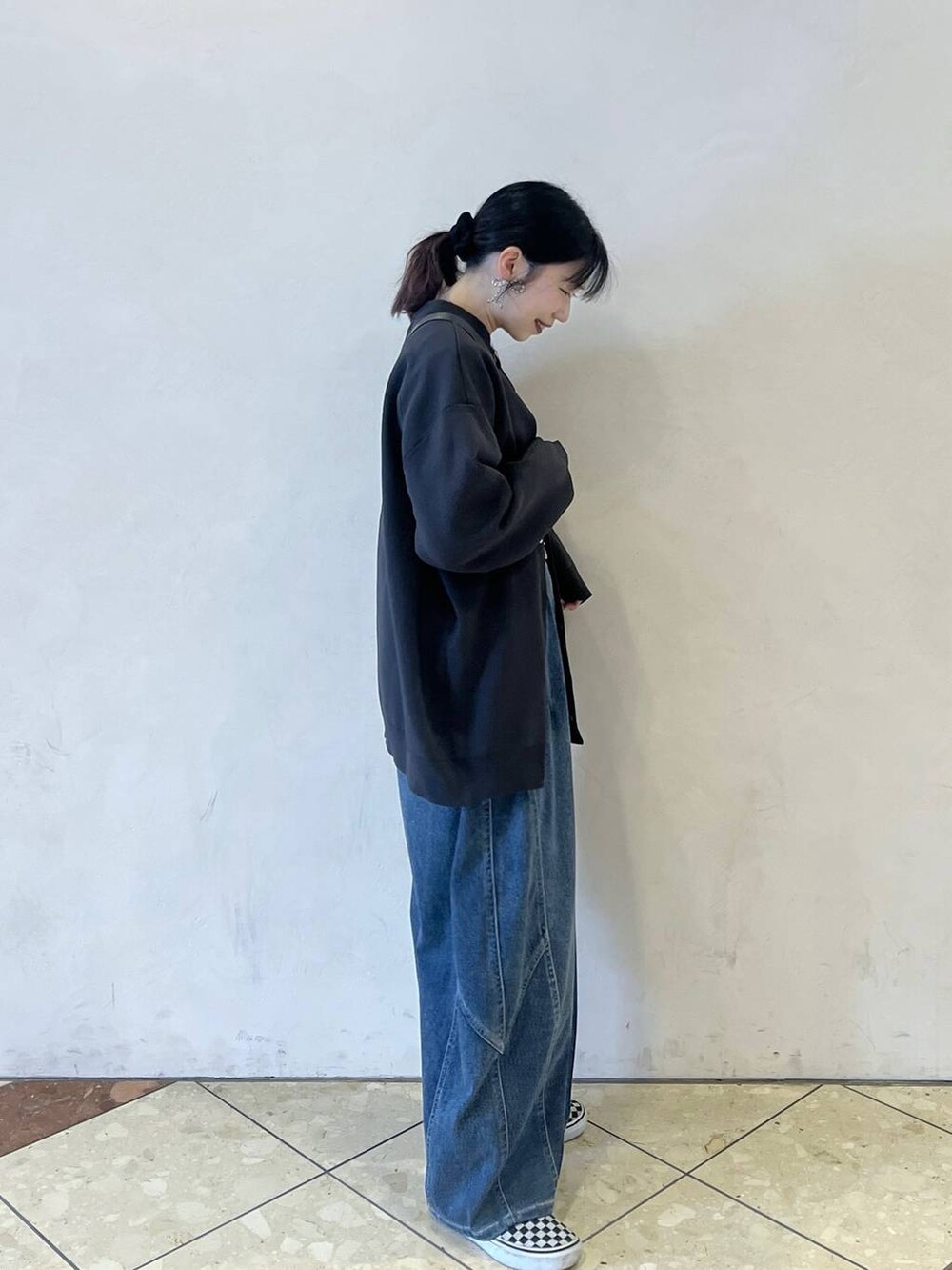 ブルー系のデニムパンツ、グレー系のショルダーバッグ、グレー系のカーディガン/ボレロを着用したレディースの春コーディネートの2枚目の写真