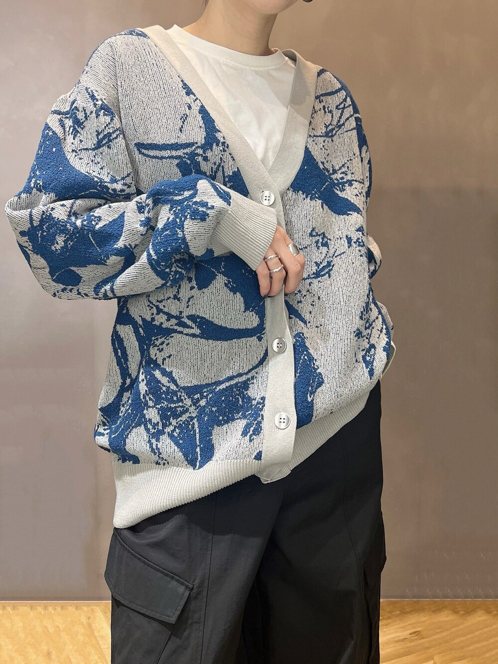 ブラック系のカーゴパンツ、ブラック系のブーツ、ホワイト系のTシャツ/カットソーを着用したレディースの冬コーディネートの3枚目の写真