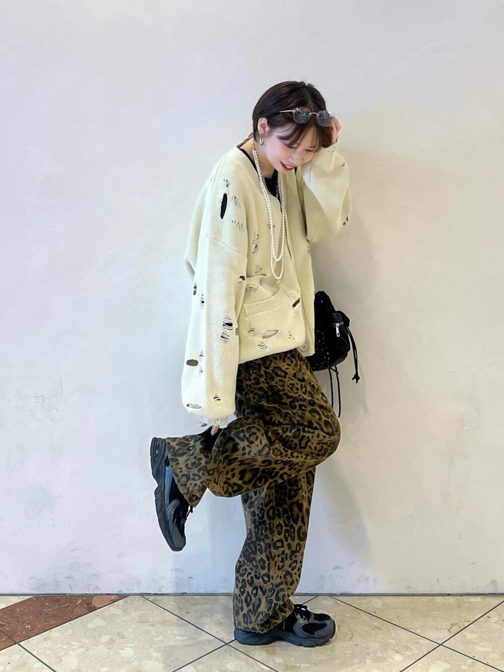 ブラック系のその他シューズ、その他のデニムパンツ、ブラック系のTシャツ/カットソーを着用したレディースの春コーディネートの2枚目の写真