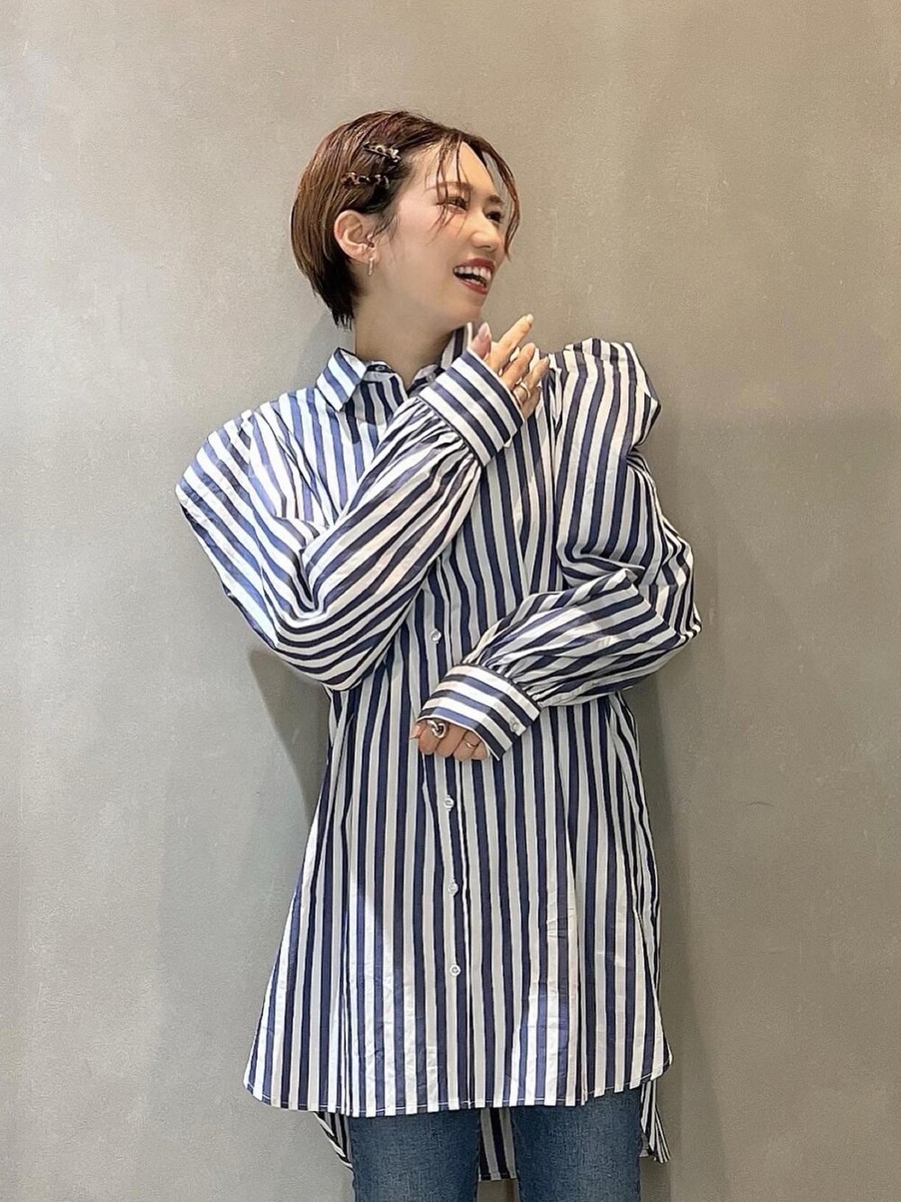 ブルー系のデニムパンツ、ブルー系のシャツ/ブラウス、シルバー系のリングを着用したレディースの夏コーディネートの2枚目の写真