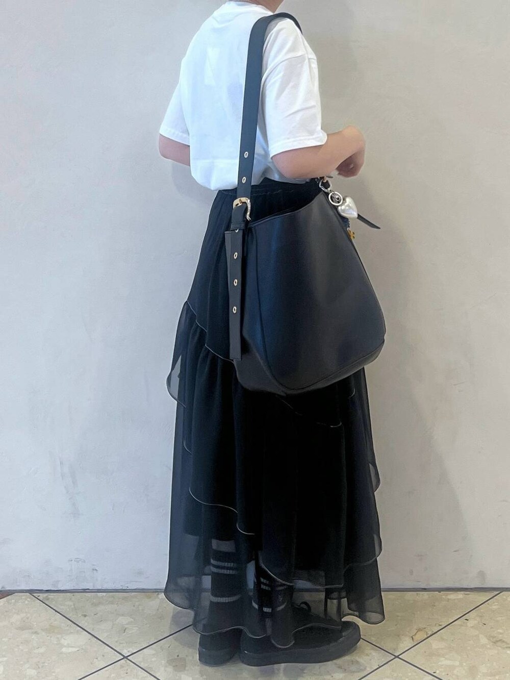 「ラフ、カジュアル、モード、スカート、Tシャツ、PAGEBOY、スニーカー、eL、ショルダーバッグ」｜「eLの【eL】Big Shoulder Bag/184697（ショルダーバッグ、ブラック系）」を使った、tagochiさん（レディース・159cm）の春コーディネートの2枚目の写真
