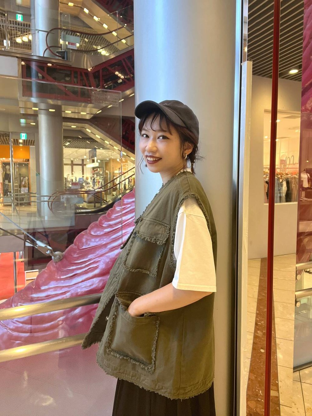 「ラフ、カジュアル、モード、PAGEBOY、PBLIM、夏コーデ、ベスト、スウェットパンツ」｜「PBLIMの《UNISEX》ミックスワイドロゴTシャツ（Tシャツ/カットソー、ホワイト系）」を使った、tagochiさん（レディース・159cm）の夏コーディネートの2枚目の写真