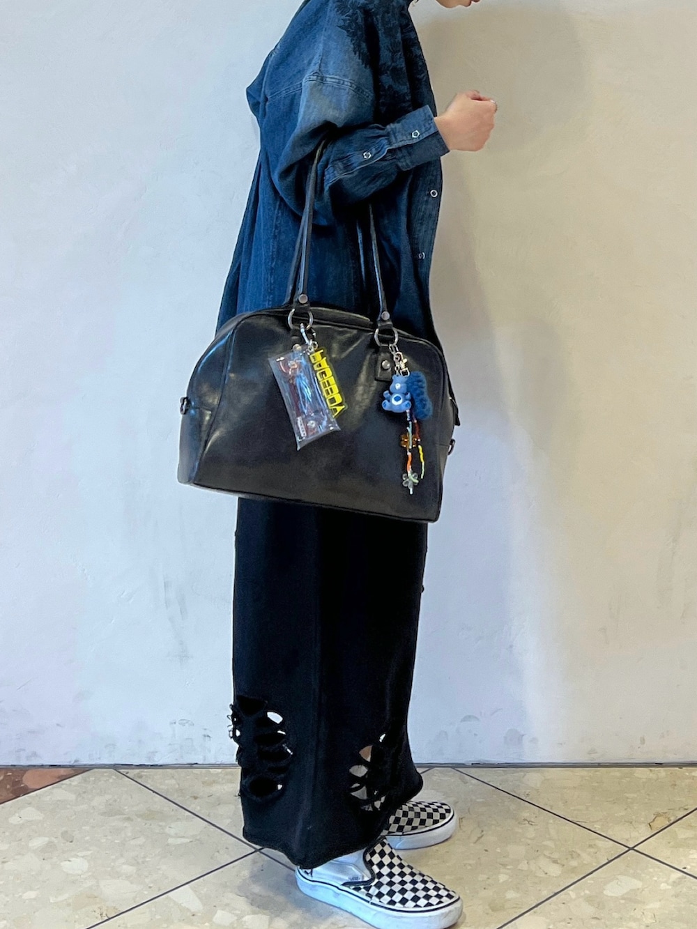 「PBLIM、PAGEBOY、デニムシャツ、シャツスタイル、スカート、春コーデ、Tシャツ、大人カジュアル」｜「VANSのVANS/ヴァンズ UA Classic Slip-On/チェッカーフラッグ クラシック スリッポン　限定展開（スニーカー、その他）」を使った、tagochiさん（レディース・159cm）の春コーディネートの2枚目の写真