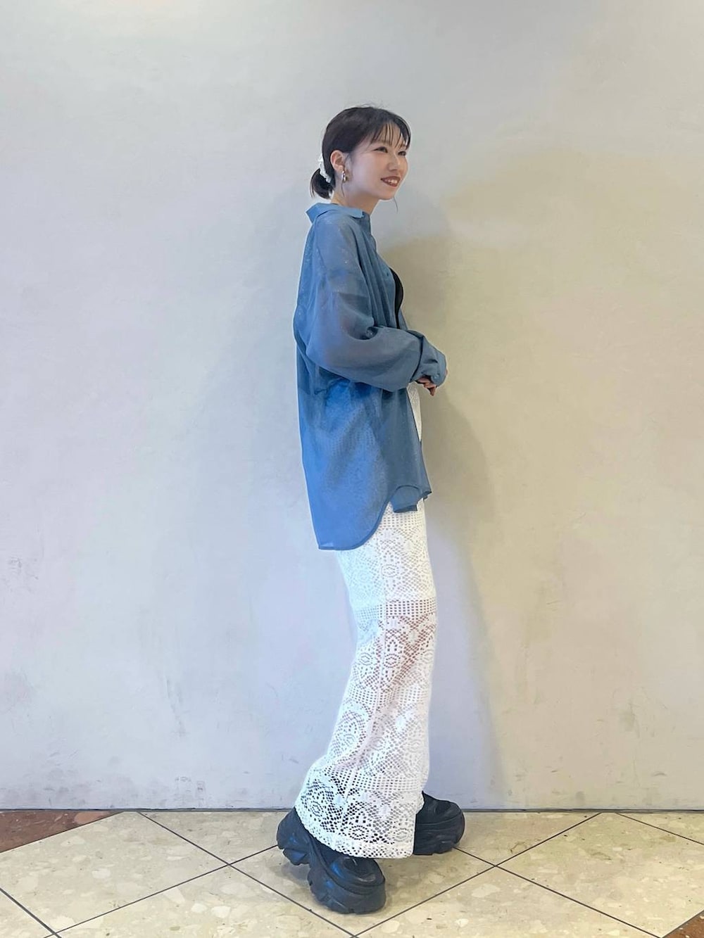 「ラフ、カジュアル、モード、シャツ、PAGEBOY、夏コーデ」｜「PAGEBOYのプラットチャンキースニーカー（スニーカー、ブラック系）」を使った、tagochiさん（レディース・159cm）の夏コーディネートの2枚目の写真