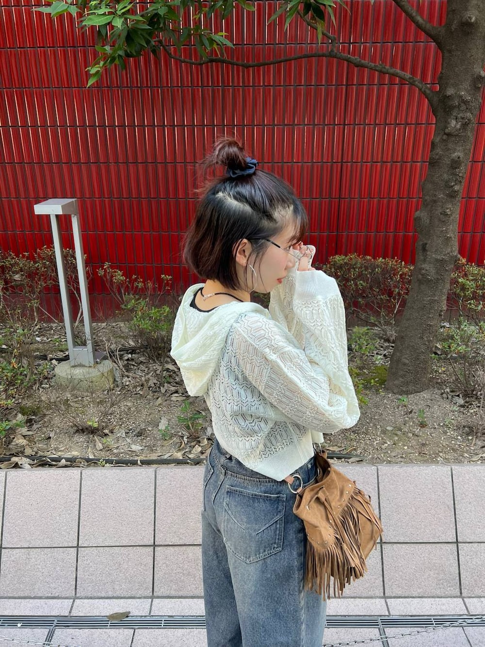 「ラフ、カジュアル、モード、夏コーデ、パーカー、PAGEBOY、デニムパンツ、大人カジュアル」｜「PAGEBOYの<WEB限定サイズあり>タックデニムパンツ（デニムパンツ、ブルー系）」を使った、tagochiさん（レディース・159cm）の夏コーディネートの3枚目の写真
