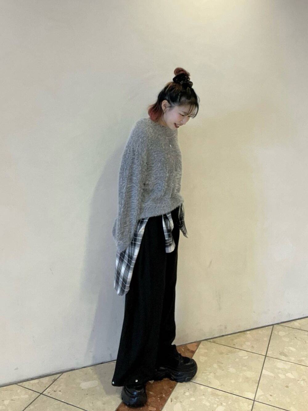 ブラック系のブーツ、ブラック系のスラックス、ブラック系のシャツ/ブラウスを着用したレディースの秋コーディネートの2枚目の写真