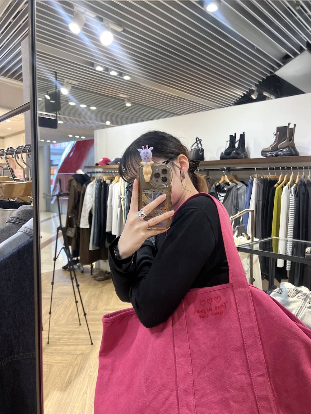 ブラック系のスウェット、ホワイト系のスカート、グレー系のカーディガン/ボレロを着用したレディースの冬コーディネートの4枚目の写真