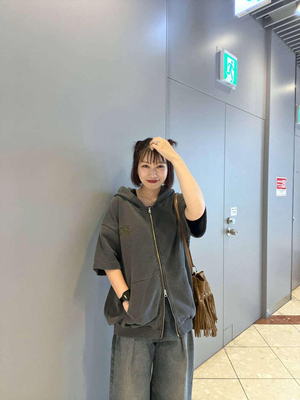 ブルー系のデニムパンツ、グレー系のパーカー、ブラック系のデジタル腕時計を着用したレディースの夏コーディネートの3枚目の写真
