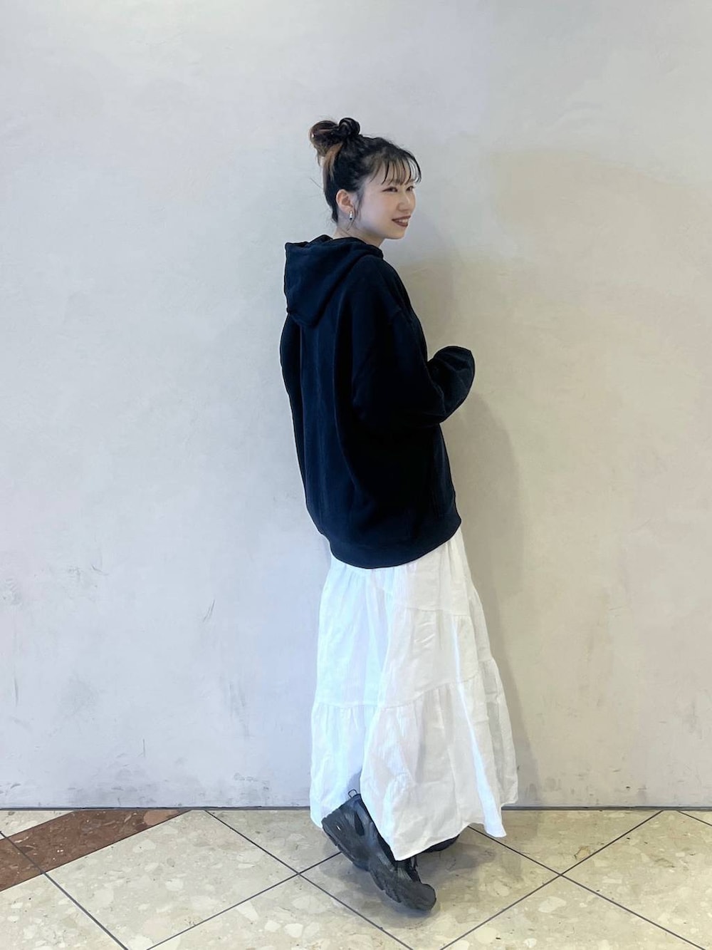 ホワイト系のスカートを着用したレディースの冬コーディネートの2枚目の写真