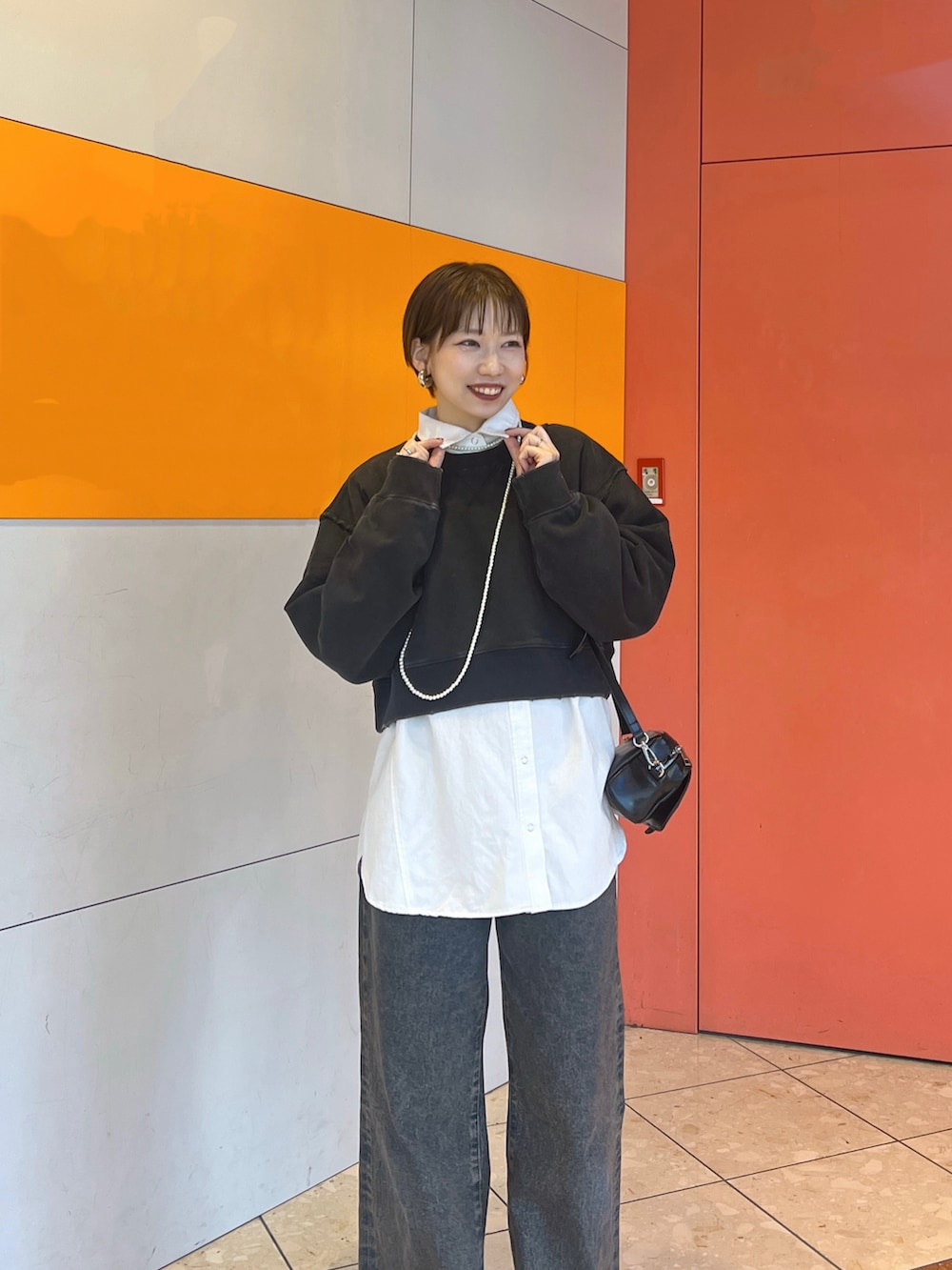「JEANASIS、PAGEBOY、デニム、レイヤードスタイル、シャツスタイル、スウェット、カジュアル、カジュアルコーデ、アパレルスタッフ、春コーデ、オトナカジュアル、VANS、スニーカー」｜「JEANASISのタックデニムワイドパンツ/974143（デニムパンツ、ブルー系）」を使った、tagochiさん（レディース・159cm）の冬コーディネートの2枚目の写真