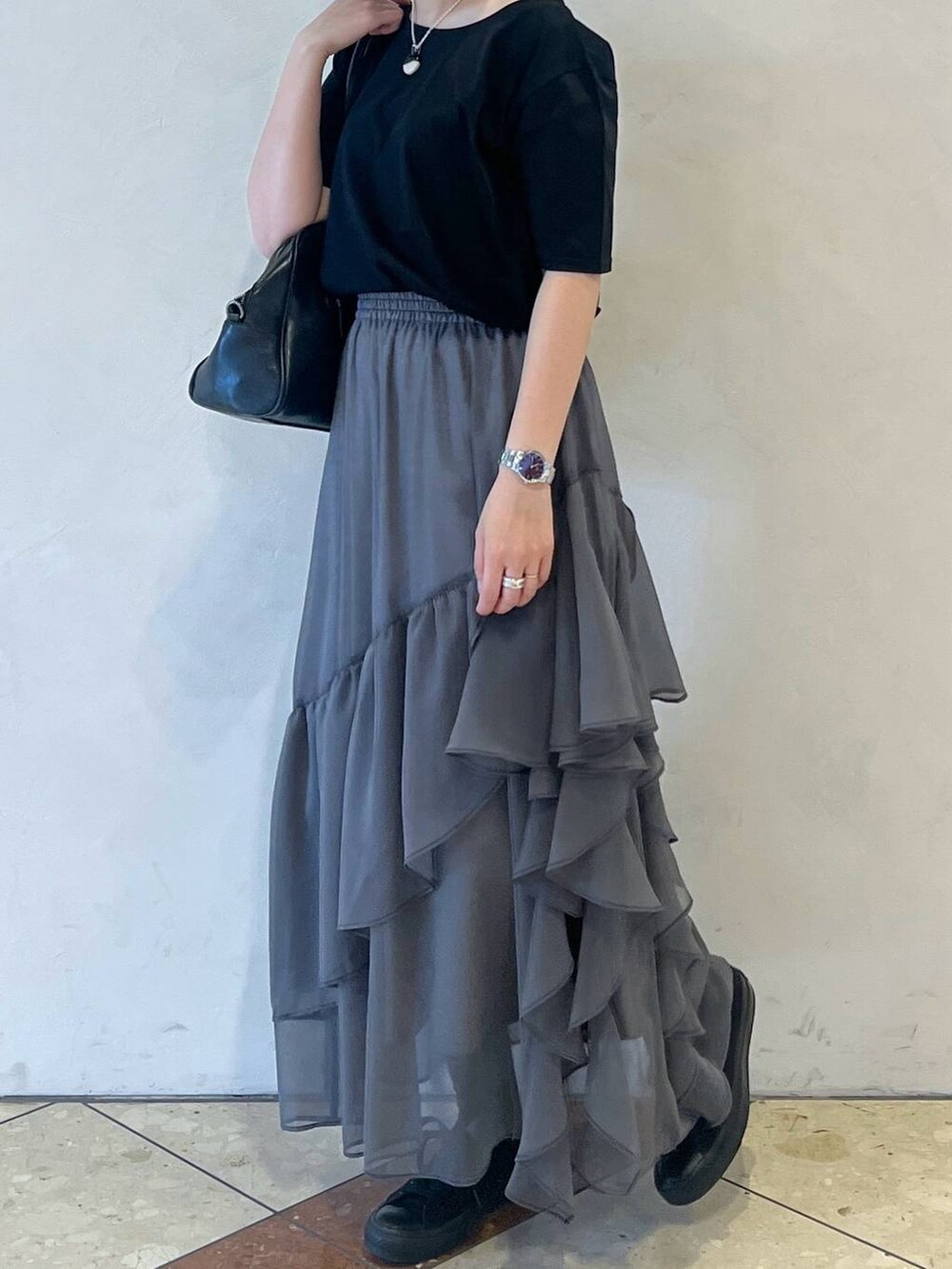 「ラフ、カジュアル、モード、Tシャツ、PAGEBOY、スカート、春夏コーデ、春コーデ、スニーカー」｜「JEANASISのUNIQUE CHARM/118536（キーホルダー、シルバー系）」を使った、tagochiさん（レディース・159cm）の春コーディネートの3枚目の写真