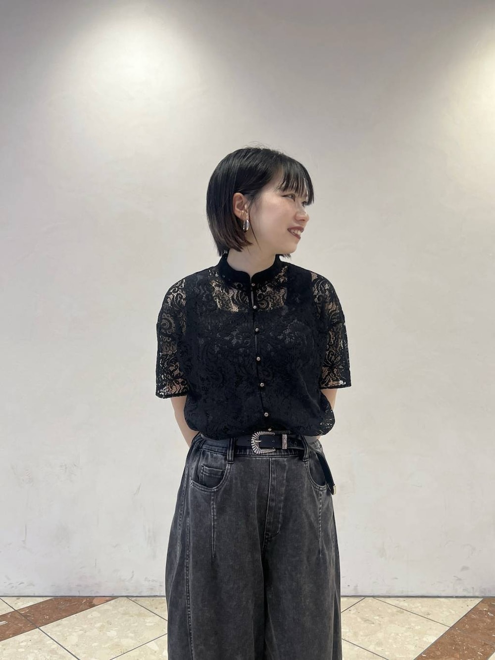 ブラック系のシャツ/ブラウス、ブラック系のトートバッグ、ブラック系のデニムパンツを着用したレディースの春コーディネートの3枚目の写真