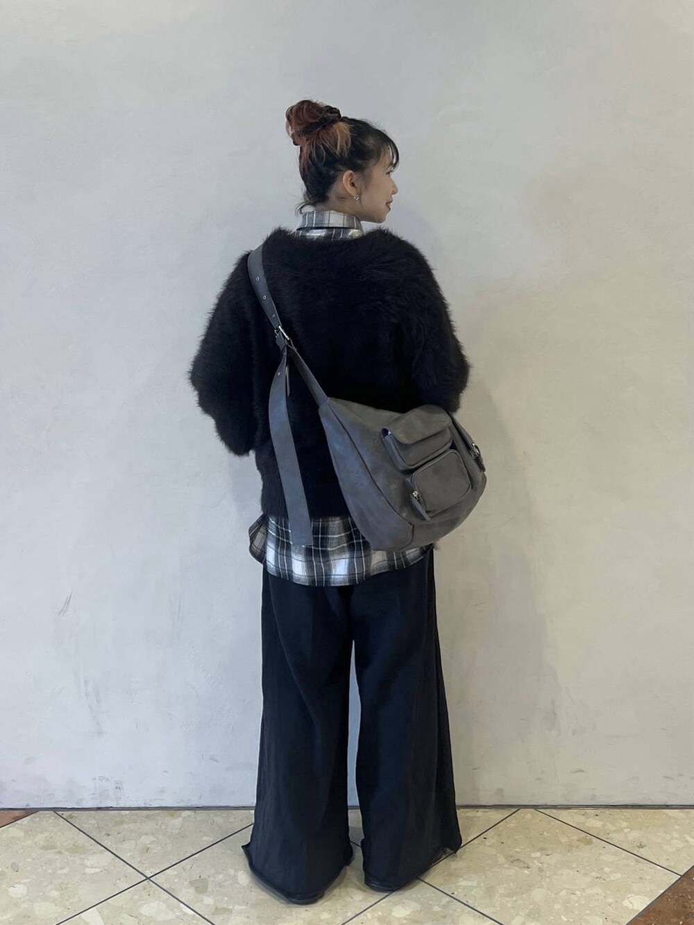 グレー系のショルダーバッグ、ブラック系のスウェットパンツ、ブラック系のシャツ/ブラウスを着用したレディースの秋コーディネートの3枚目の写真