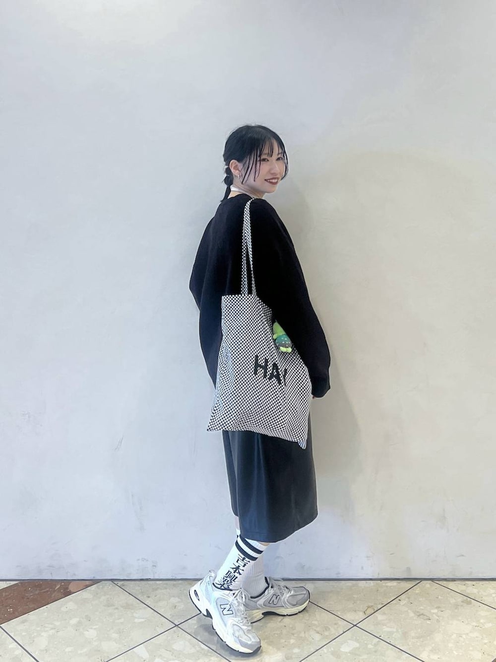 ブラック系のその他パンツ、ブラック系のニット/セーターを着用したレディースの秋コーディネートの3枚目の写真