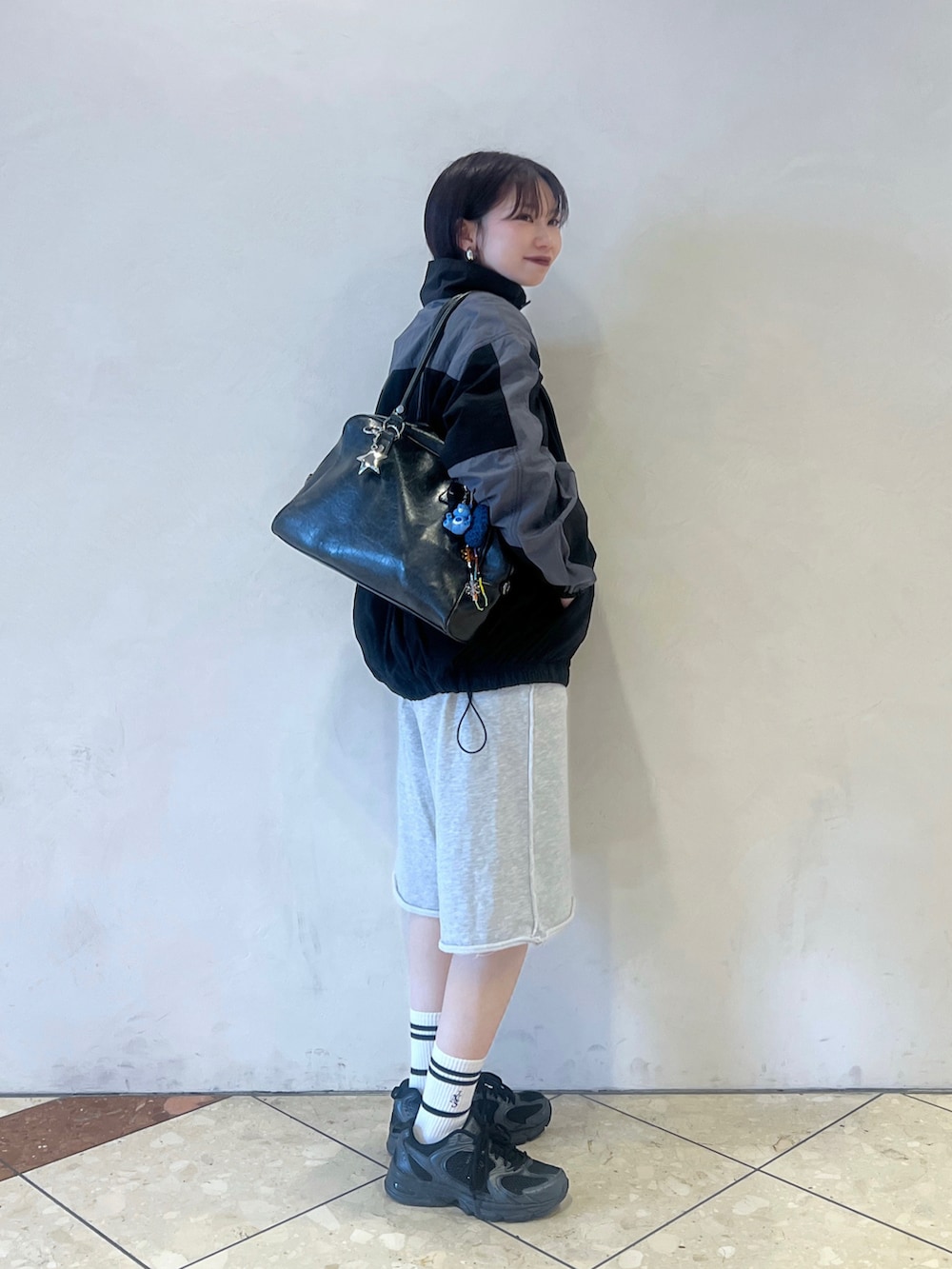 「春コーデ、メンズライク、ハーフパンツ、ショートヘア、ナイロンジャケット、スニーカー、スニーカー女子、スニーカーコーデ、PBLIM、JEANASIS」｜「JEANASISの【new balance】MR530/128591（その他シューズ、ブラック系）」を使った、tagochiさん（レディース・159cm）の春コーディネートの2枚目の写真