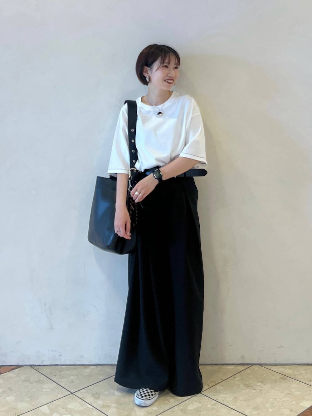 「ラフ、カジュアル、モード、大人カジュアル、PAGEBOY、夏コーデ、Tシャツ、ワイドパンツ、スニーカー、ショルダーバッグ、eL」｜「eLの【eL】Big Shoulder Bag/184697（ショルダーバッグ、ブラック系）」を使った、tagochiさん（レディース・159cm）の春コーディネートの2枚目の写真