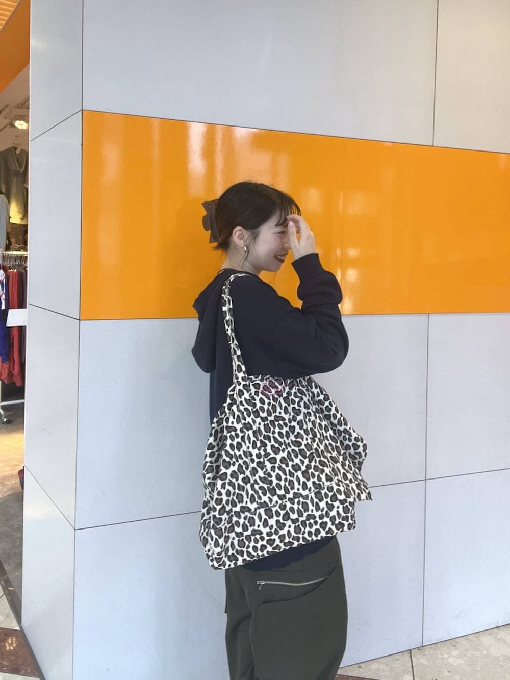 ブラック系のスニーカー、グリーン系のスラックス、ブルー系のパーカーを着用したレディースの冬コーディネートの4枚目の写真