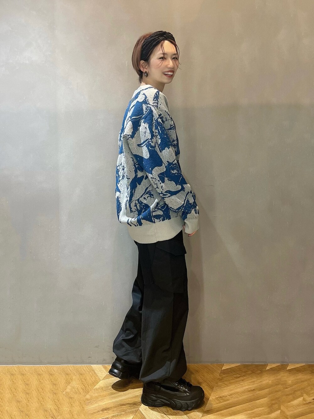 ブラック系のカーゴパンツ、ブラック系のブーツ、ホワイト系のTシャツ/カットソーを着用したレディースの冬コーディネートの2枚目の写真