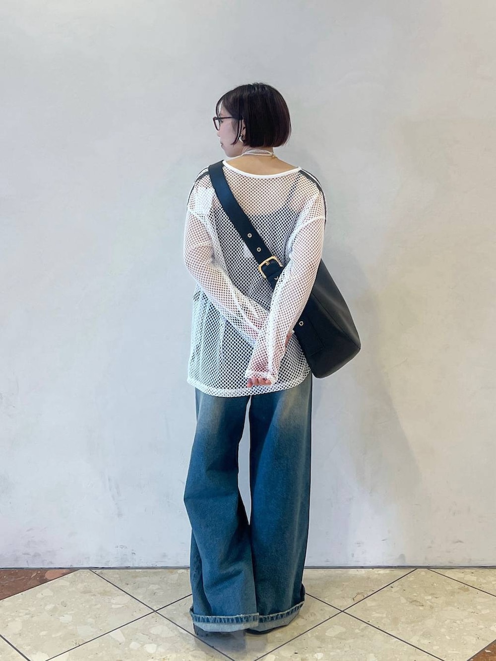 「ラフ、カジュアル、モード、春夏コーデ、PAGEBOY、デニムパンツ、体型カバー」｜「JEANASISの【new balance】MR530/128591（その他シューズ、ブラック系）」を使った、tagochiさん（レディース・159cm）の春コーディネートの2枚目の写真