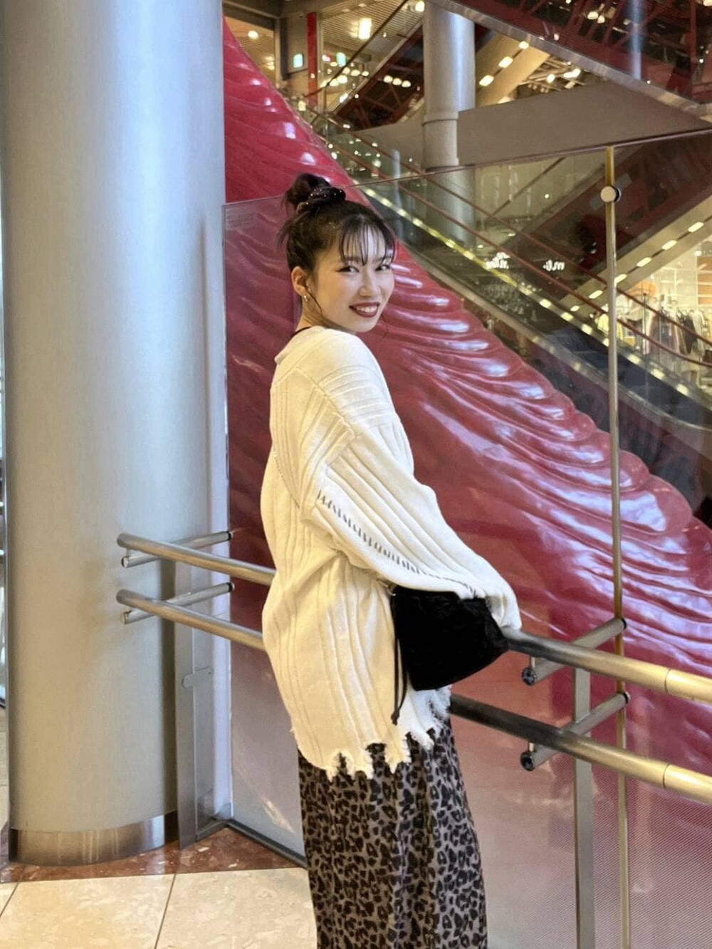 ホワイト系のTシャツ/カットソー、ベージュ系のその他パンツ、ホワイト系のニット/セーターを着用したレディースの秋コーディネートの2枚目の写真