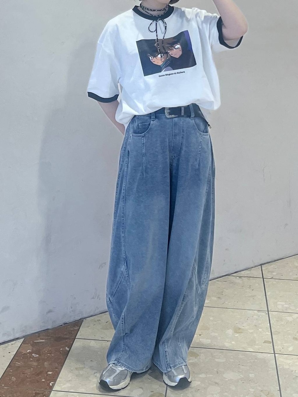 ブルー系のデニムパンツ、ホワイト系のTシャツ/カットソー、ブルー系のキャップを着用したレディースの春コーディネートの2枚目の写真