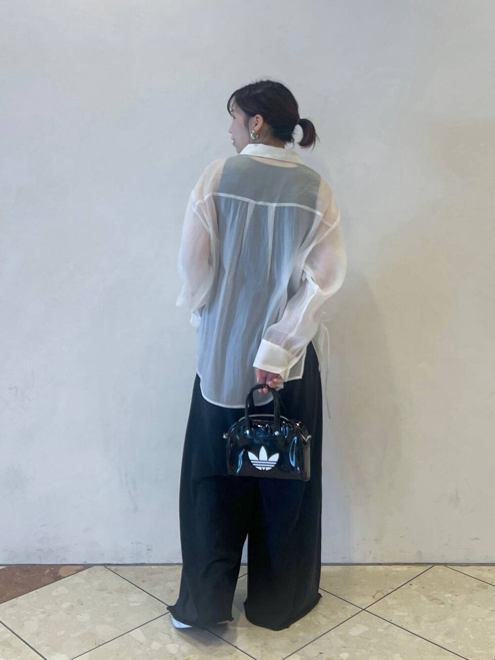 ブラック系のTシャツ/カットソー、ブラック系のスウェットパンツ、ホワイト系のシャツ/ブラウスを着用したレディースの夏コーディネートの3枚目の写真