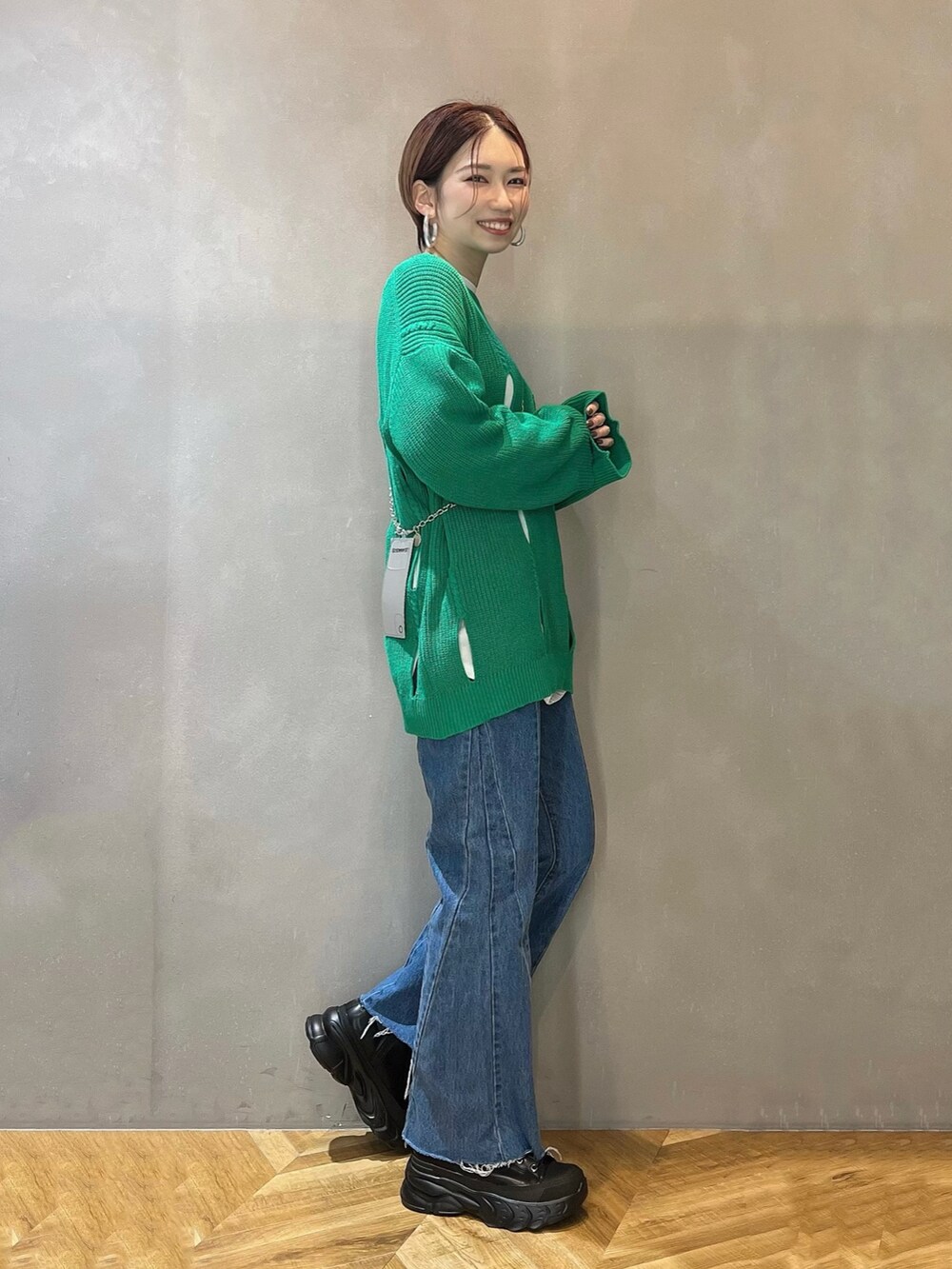 「春、ニット、グリーン、春コーデ、春カラー、カジュアルコーデ、JEANASiS、デニム、オトナカジュアル、おしゃれさんと繋がりたい、ゆるコーデ、春色」｜「JEANASISのレースアップスニーカーブーツ/182863（ブーツ、ブラック系）」を使った、tagochiさん（骨格ウェーブ・レディース・159cm）の冬コーディネートの2枚目の写真
