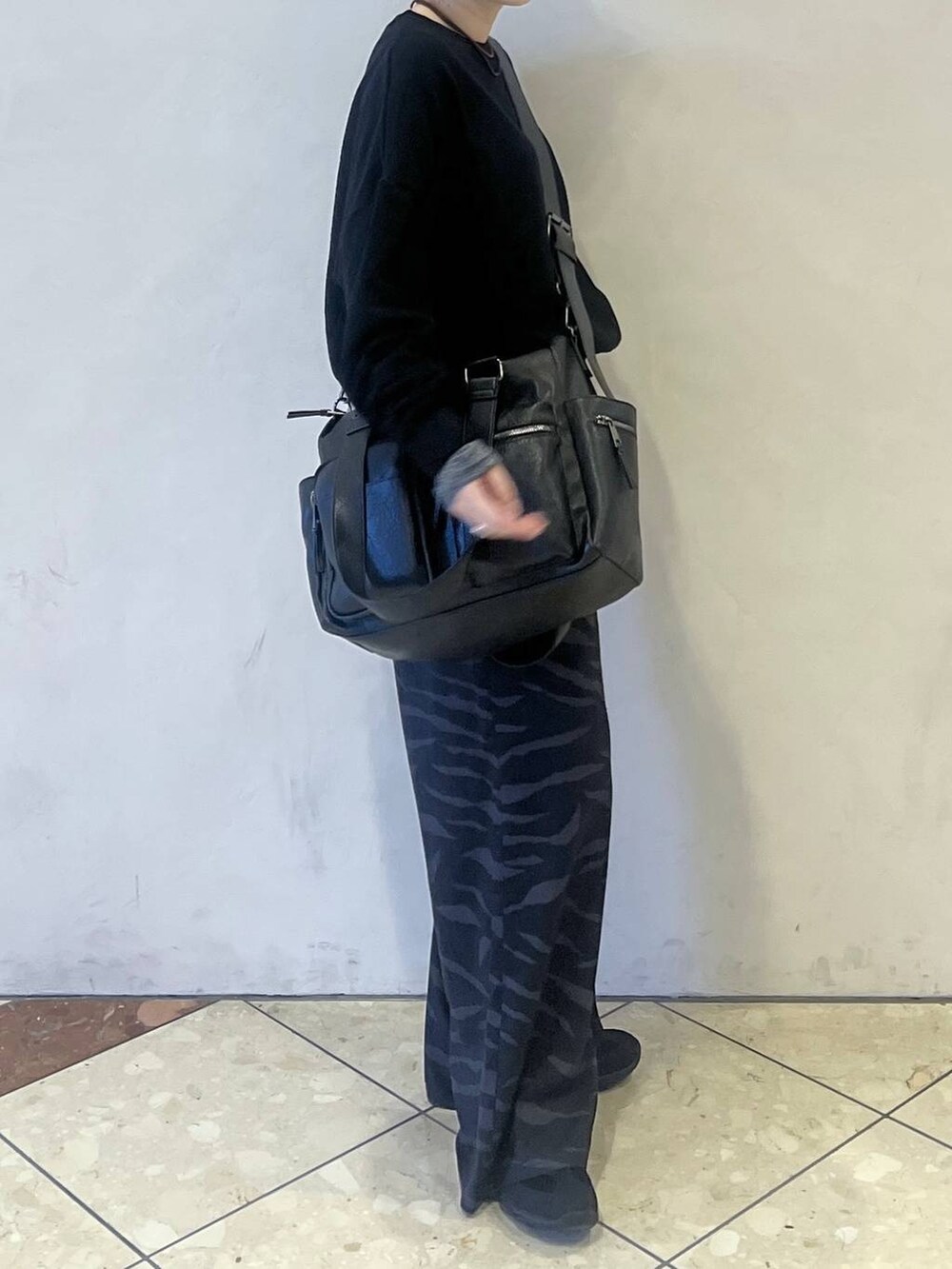 ブラック系のボストンバッグ、ブラック系のスニーカー、その他のスラックスを着用したレディースの冬コーディネートの4枚目の写真