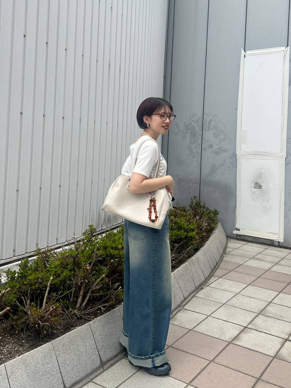 「ラフ、カジュアル、モード、Tシャツ、デニムパンツ、スニーカー、大人カジュアル、春夏コーデ、PAGEBOY、PBLIM」｜「JEANASISの【new balance】MR530/128591（その他シューズ、ブラック系）」を使った、tagochiさん（レディース・159cm）の春コーディネートの3枚目の写真