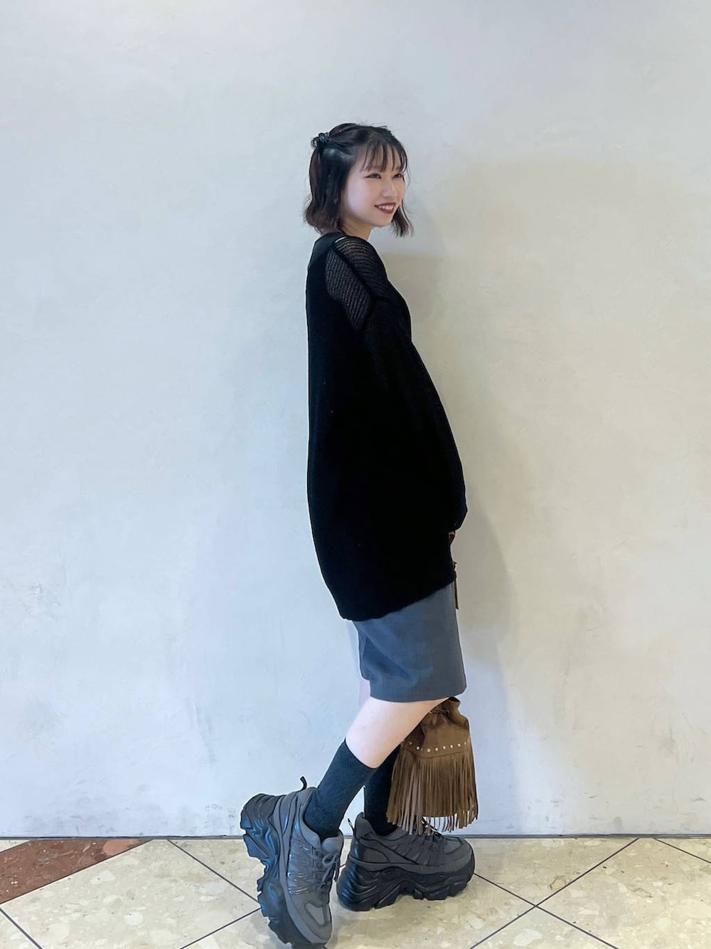 「ラフ、カジュアル、モード、PAGEBOY、ニット、ハーフパンツ、夏コーデ、秋コーデ」｜「PAGEBOYのプラットチャンキースニーカー（スニーカー、グレー系）」を使った、tagochiさん（レディース・159cm）の夏コーディネートの2枚目の写真