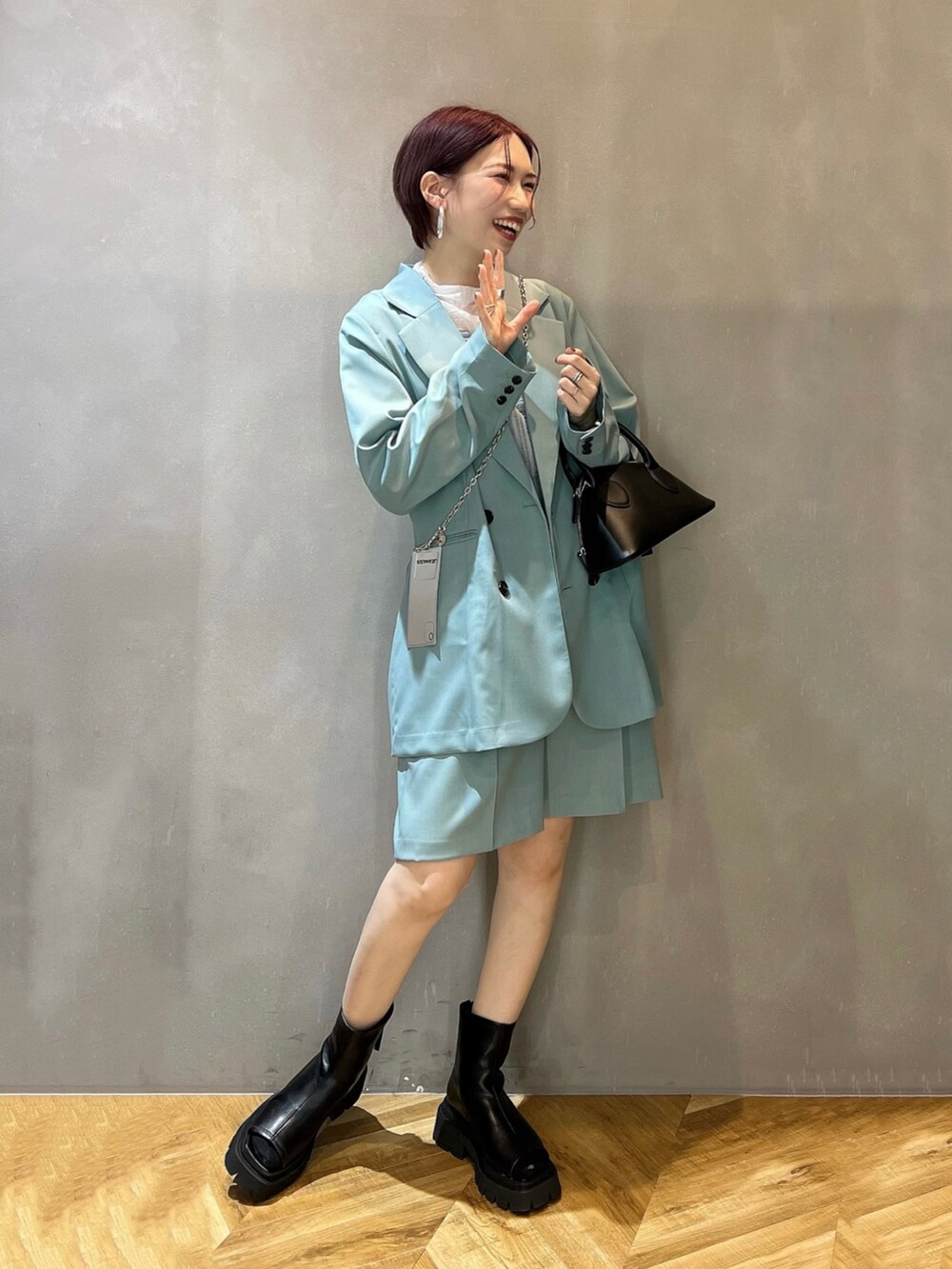 ブラック系のボストンバッグ、グリーン系のその他パンツ、ブラック系のサンダルを着用したレディースの冬コーディネートの3枚目の写真