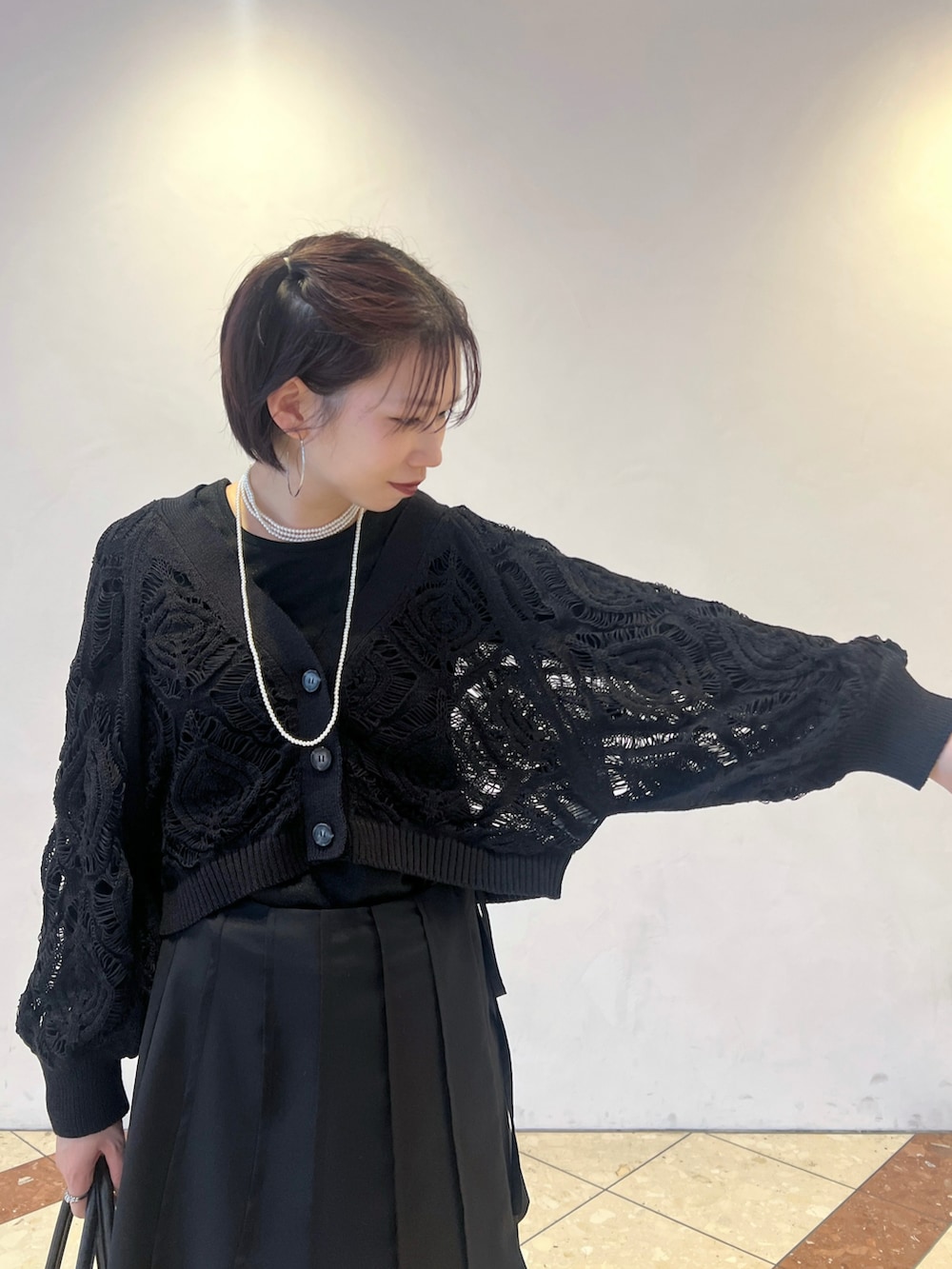 グレー系のデニムパンツ、ブラック系のその他シューズ、ブラック系のスカートを着用したレディースの春コーディネートの3枚目の写真