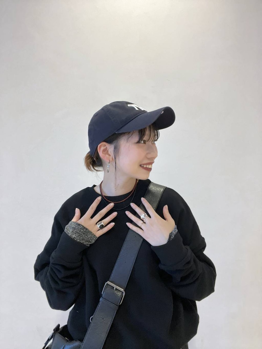 ブラック系のボストンバッグ、ブラック系のスニーカー、その他のスラックスを着用したレディースの冬コーディネートの3枚目の写真