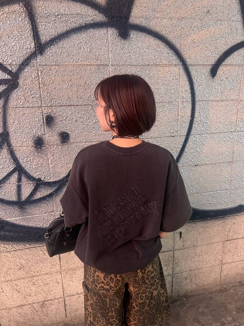 その他のその他パンツ、ブラック系のショルダーバッグ、ブラック系のTシャツ/カットソーを着用したレディースの夏コーディネートの3枚目の写真