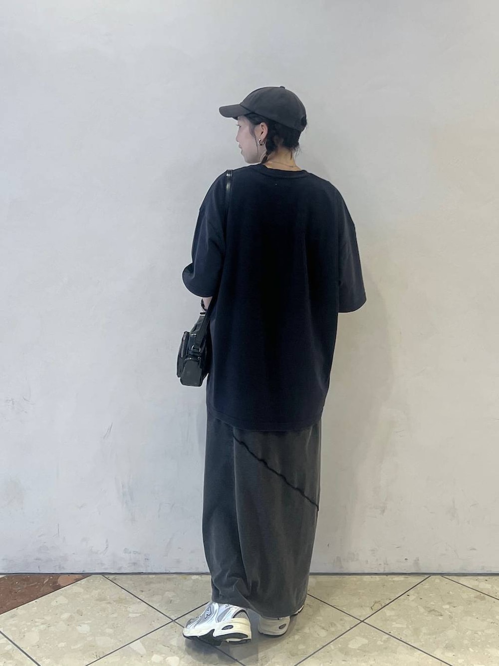 ブラック系のワンピース、ブラック系のショルダーバッグ、ブルー系のTシャツ/カットソーを着用したレディースの夏コーディネートの3枚目の写真