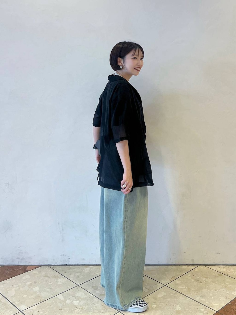 「ラフ、カジュアル、モード、シャツ、春夏コーデ、デニムパンツ、スニーカー、Tシャツ」｜「LAKOLEのスマートウォッチ / 127945（デジタル腕時計、ブラック系）」を使った、tagochiさん（レディース・159cm）の春コーディネートの2枚目の写真