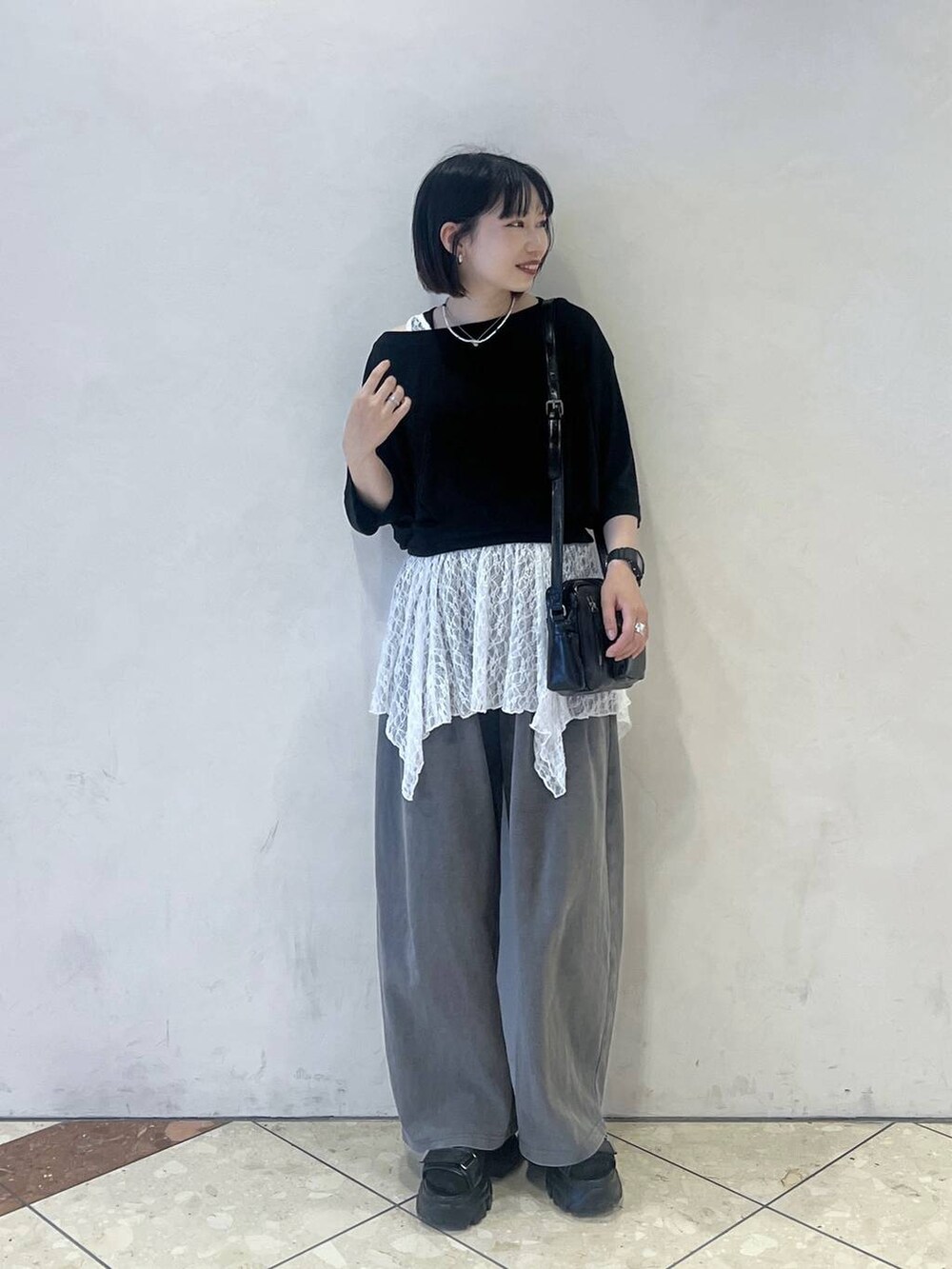 グレー系のスウェットパンツ、ブラック系のショルダーバッグ、ブラック系のTシャツ/カットソーを着用したレディースの夏コーディネートの2枚目の写真