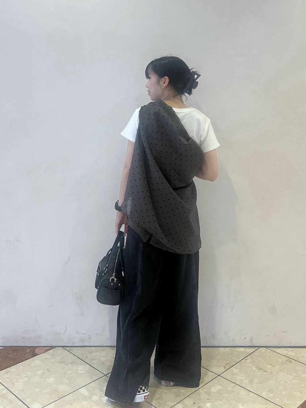 ブラック系のデニムパンツ、ブラック系のショルダーバッグ、その他のシャツ/ブラウスを着用したレディースの夏コーディネートの2枚目の写真