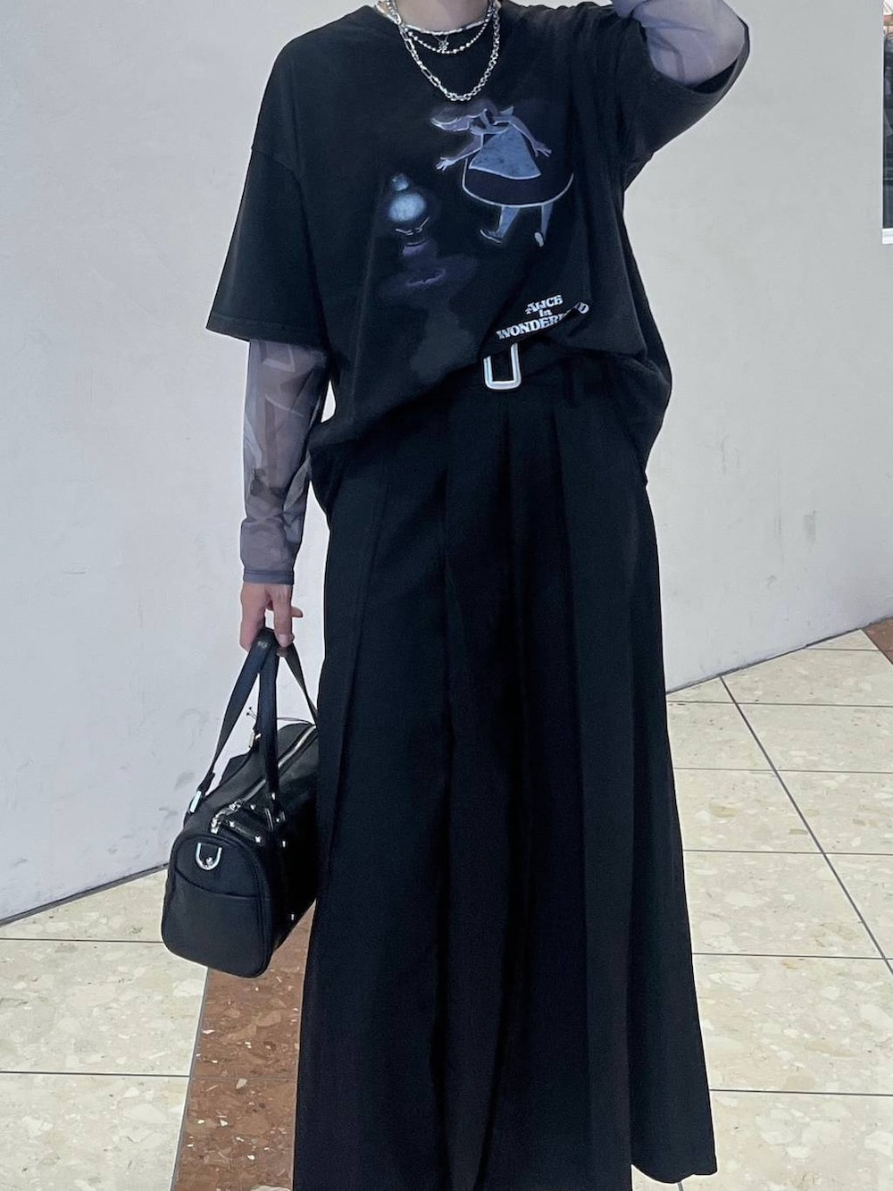 ブラック系のショルダーバッグ、グレー系のTシャツ/カットソー、ホワイト系のTシャツ/カットソーを着用したレディースの夏コーディネートの3枚目の写真
