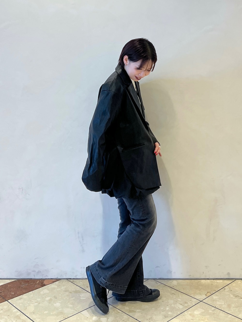 「JEANASIS、PAGEBOY、レザージャケット、春コーデ、デニム、スニーカー、モノトーン、Tシャツ、Tシャツ×デニム、ジャケット」｜「JEANASISのベルトツキフレアデニム/313001（デニムパンツ、グレー系）」を使った、tagochiさん（レディース・159cm）の春コーディネートの3枚目の写真