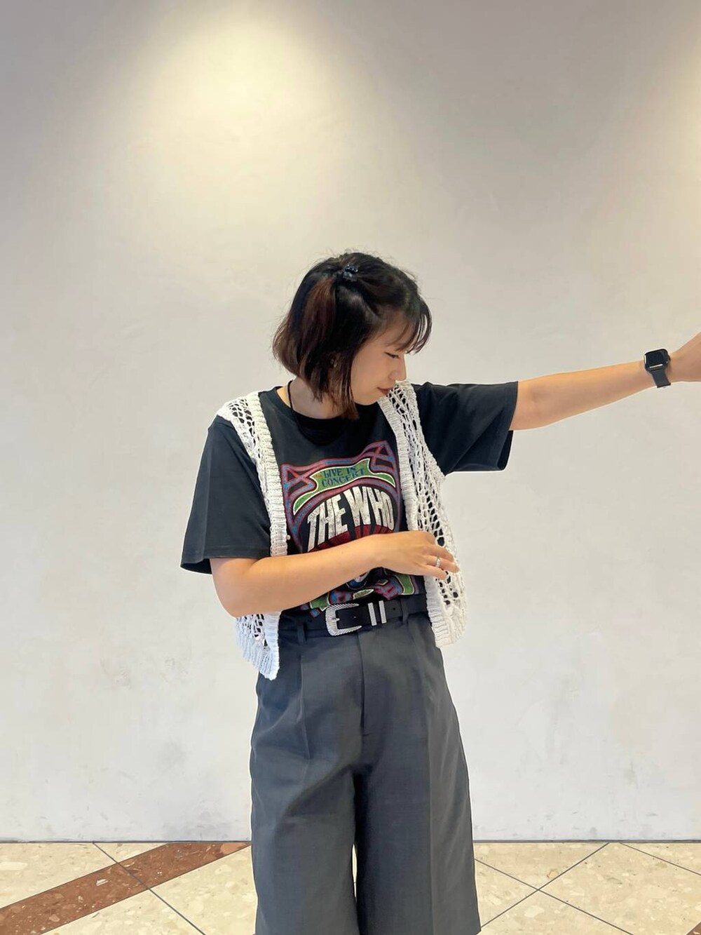 グレー系のスニーカー、グレー系のスラックス、ホワイト系のTシャツ/カットソーを着用したレディースの夏コーディネートの2枚目の写真