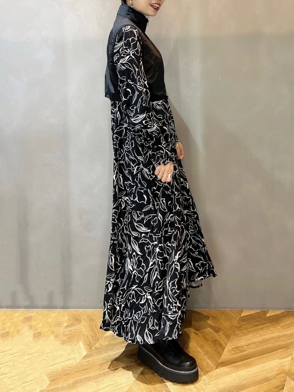 ホワイト系のニット/セーター、ブラック系のブーツ、ブラック系のシャツワンピースを着用したレディースの冬コーディネートの3枚目の写真